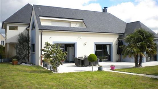 MAISON D'ARCHITECTE DE 2009 AVEC PISCINE CHAUFFE A VENDRE 3 MINUTES LE MANS NORD