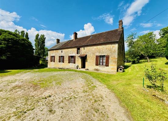 CORPS DE FERME SUR 3.8 HECTARES (38000m) A VENDRE LE MELE SUR SARTHE (Priphrie)