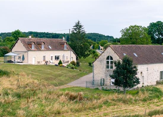 TRES BEAU DOMAINE SUR  4.6 HECTARES - JOLI PLAN D'EAU AVEC CHALET A VENDRE PROCHE D'ALENCON