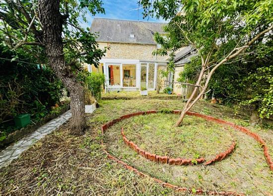 MAISON DE VILLE AVEC 2 GARAGES ET JARDIN A VENDRE FRESNAY SUR SARTHE - CENTRE-VILLE