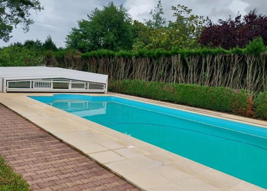 JOLIE MAISON AVEC PISCINE COUVERTE ET CHAUFFEE A VENDRE proche de SARGE LES LE MANS