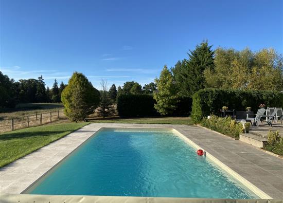 MAISON D'ARCHITECTE AVEC PISCINE CHAUFFEE SUR 1.5 HECTARE A VENDRE SECTEUR SAINT GERMAIN DU CORBEIS