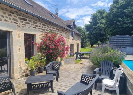 PROPRIETE AVEC PISCINE SUR 5000M 2 CHAMBRES A VENDRE EN PERIPHERIE DE SAINT CENERI LE GEREI